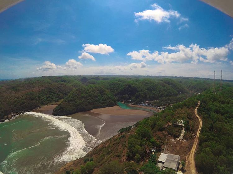 Pemandangan dari mercusuar pantai Baron, sumber ig @mluthfinafis