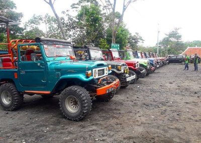 06. Armada mobil jeep untuk lava tour Jogja