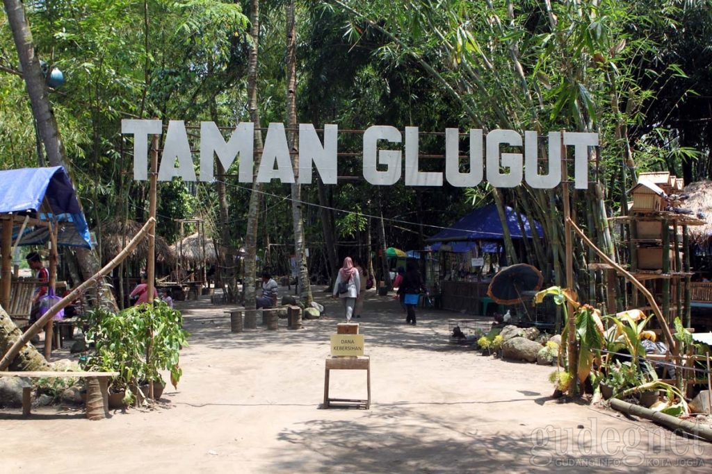 wisata bambu, dari kebun hingga anyaman dapat ditemui juga di Taman Glugut