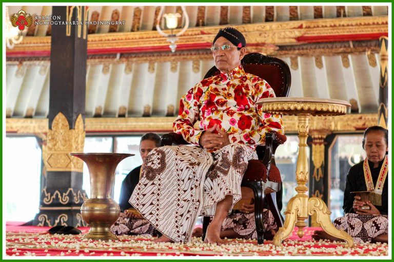 Sri Sultan Hamengku Bawono 10 mengenakan batik motif Parang Gendreh Ceplok Nagaraja latar putih. Sumber: kratonjogja.id